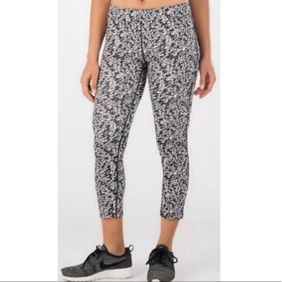 Nike Dri-Fit Black and White Capri Leggings S - Picture 1 of 11